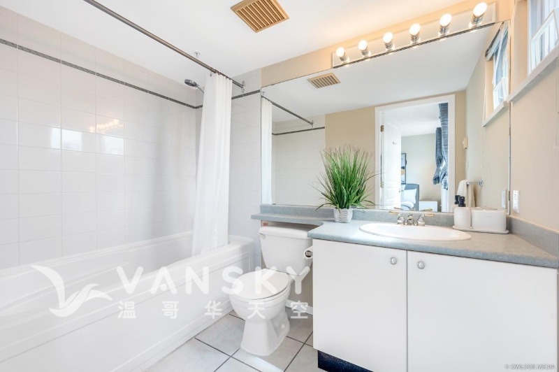 230112200922_4 Main Bath.jpg